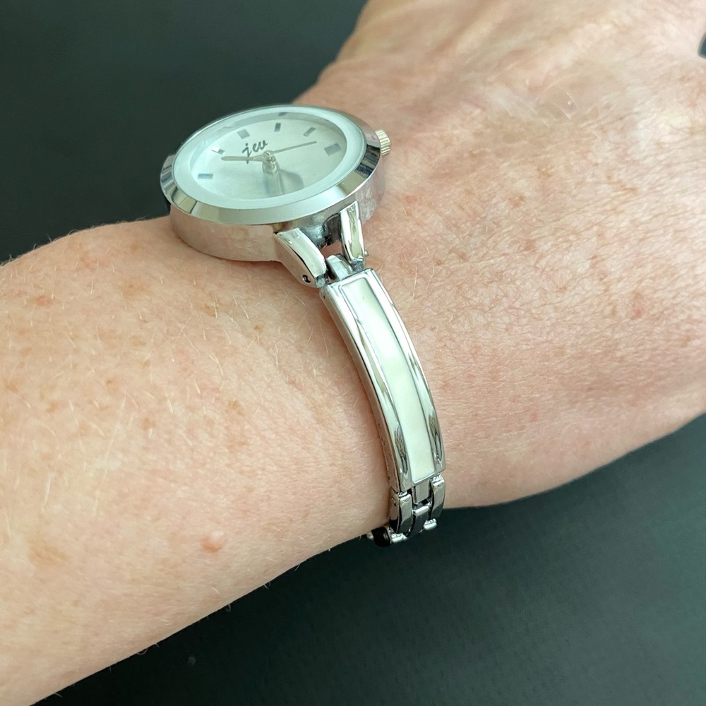 Quartz Crystal Woman’s watch subtle ivory and silver colors,no battery included - Picture 3 of 5